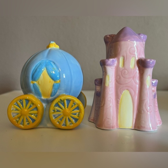 Disney Cinderella Carriage & Castle Salt and Pepper Shaker Set - Picture 2 of 16